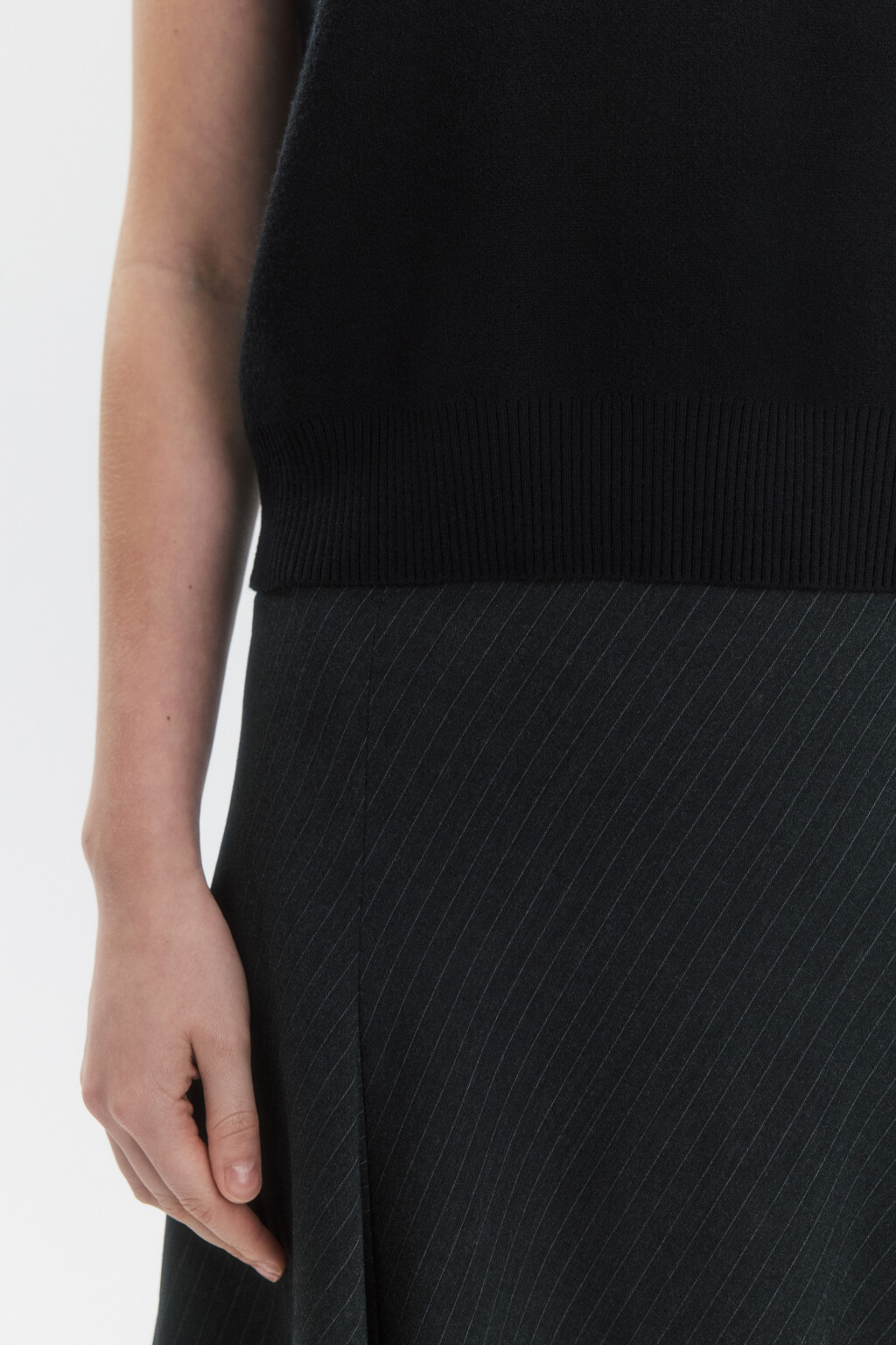 Жилет VEST вязаный с V-образным вырезом - цвет черный - 7