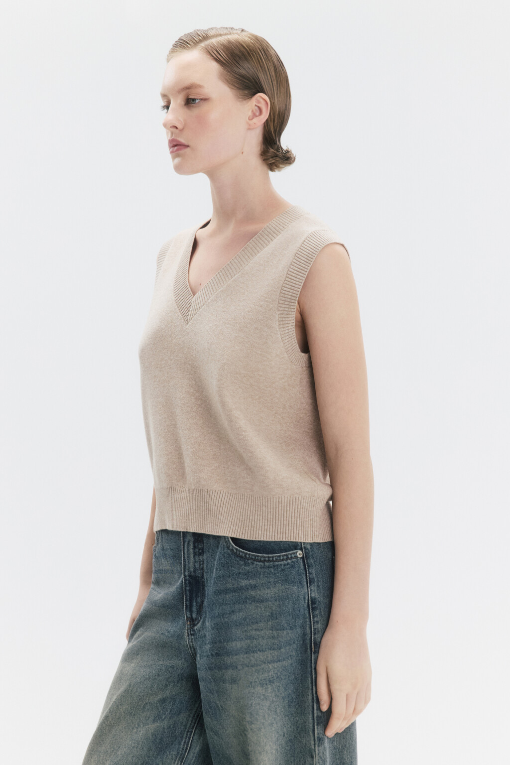Жилет VEST вязаный с V-образным вырезом - цвет бежевый - 2