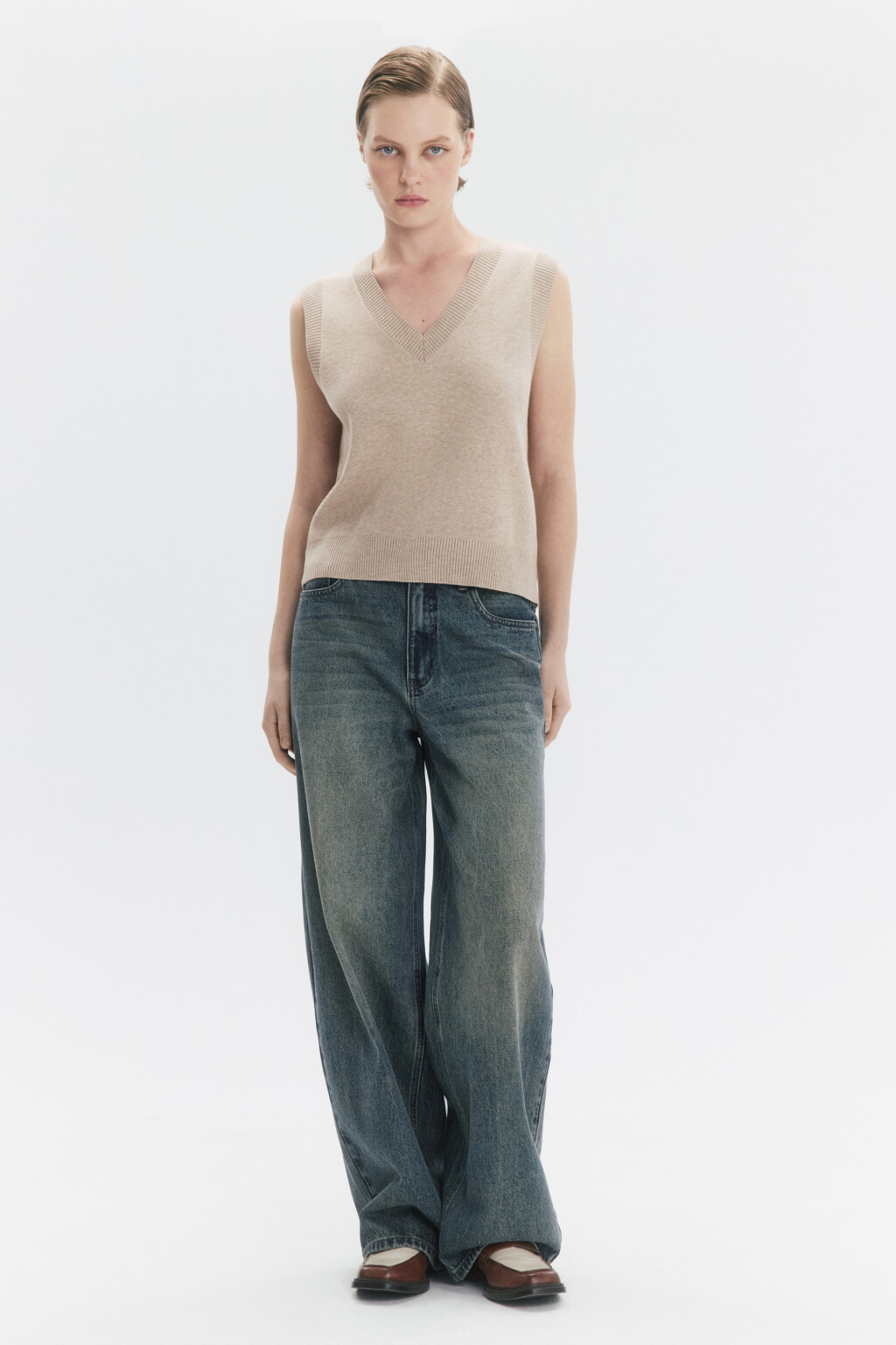 Жилет VEST вязаный с V-образным вырезом - цвет бежевый - 4