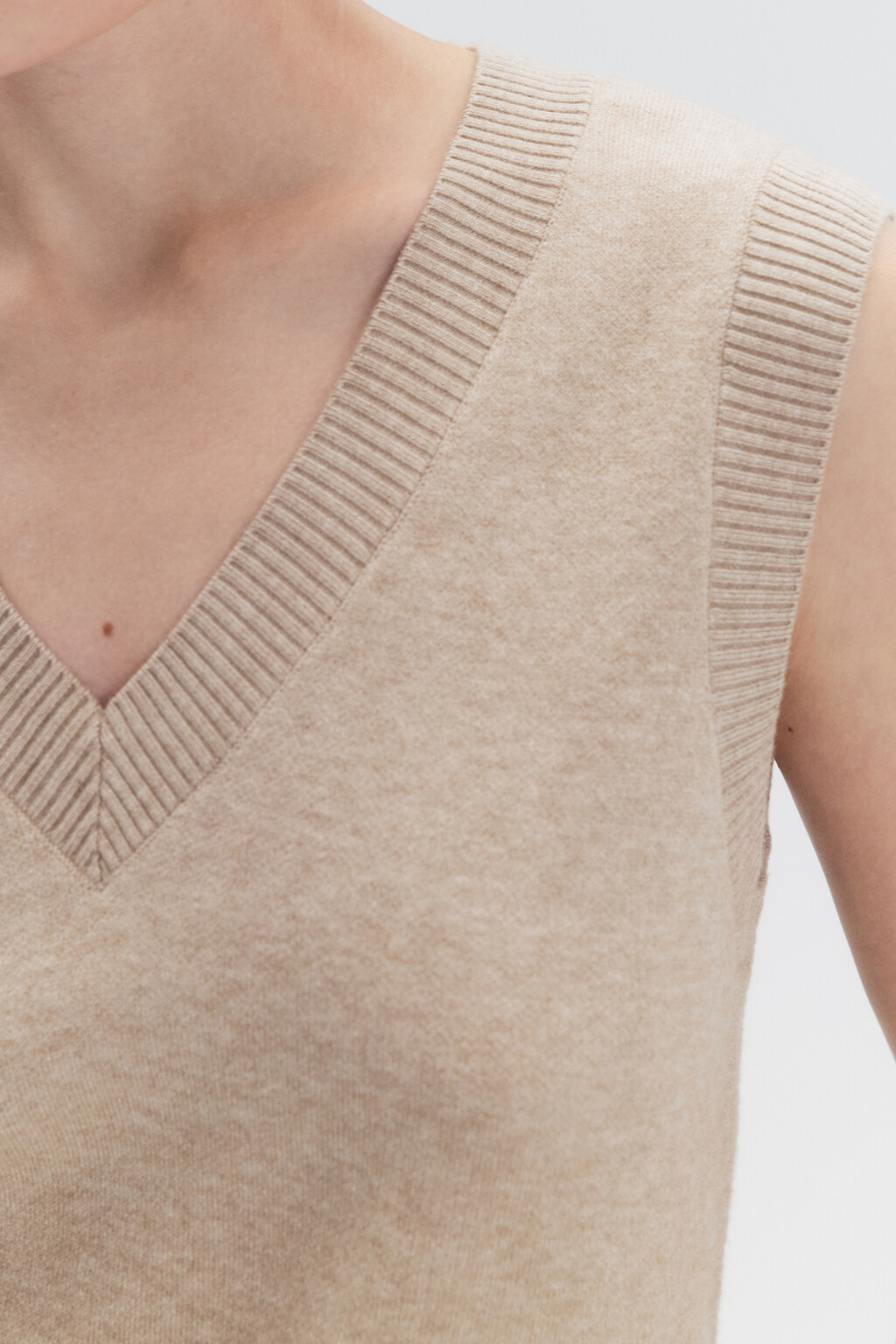 Жилет VEST вязаный с V-образным вырезом - цвет бежевый - 5