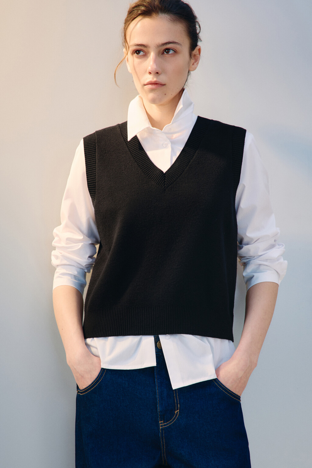 Жилет из вязаного трикотажа - цвет черный - 8