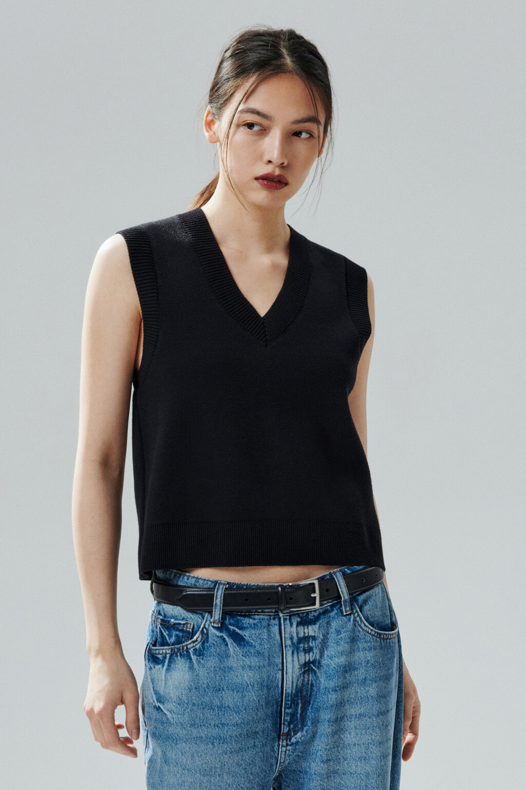 Жилет из вязаного трикотажа - цвет черный - 2