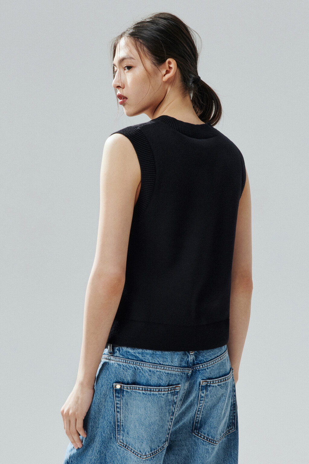 Жилет из вязаного трикотажа - цвет черный - 3