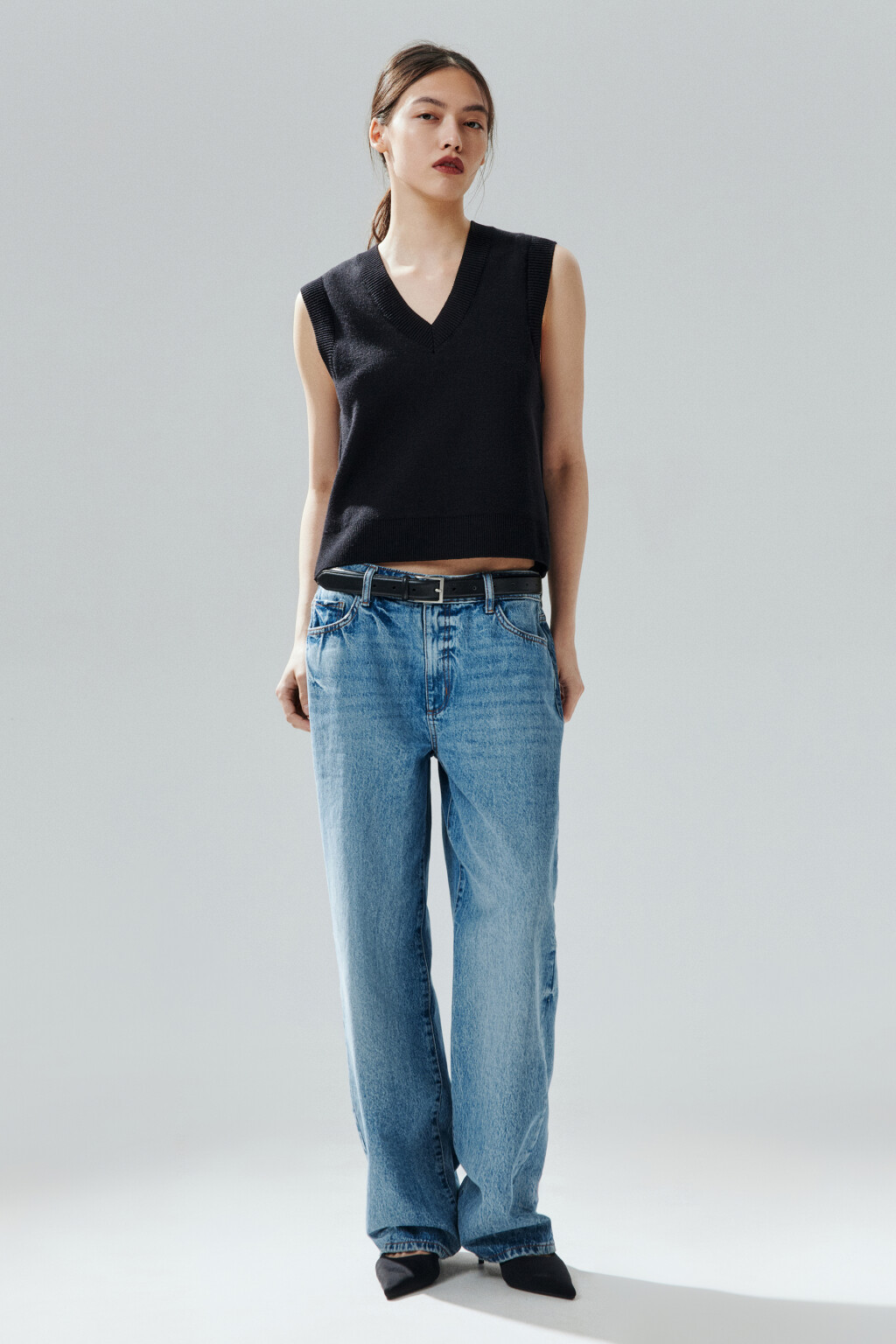 Жилет из вязаного трикотажа - цвет черный - 4