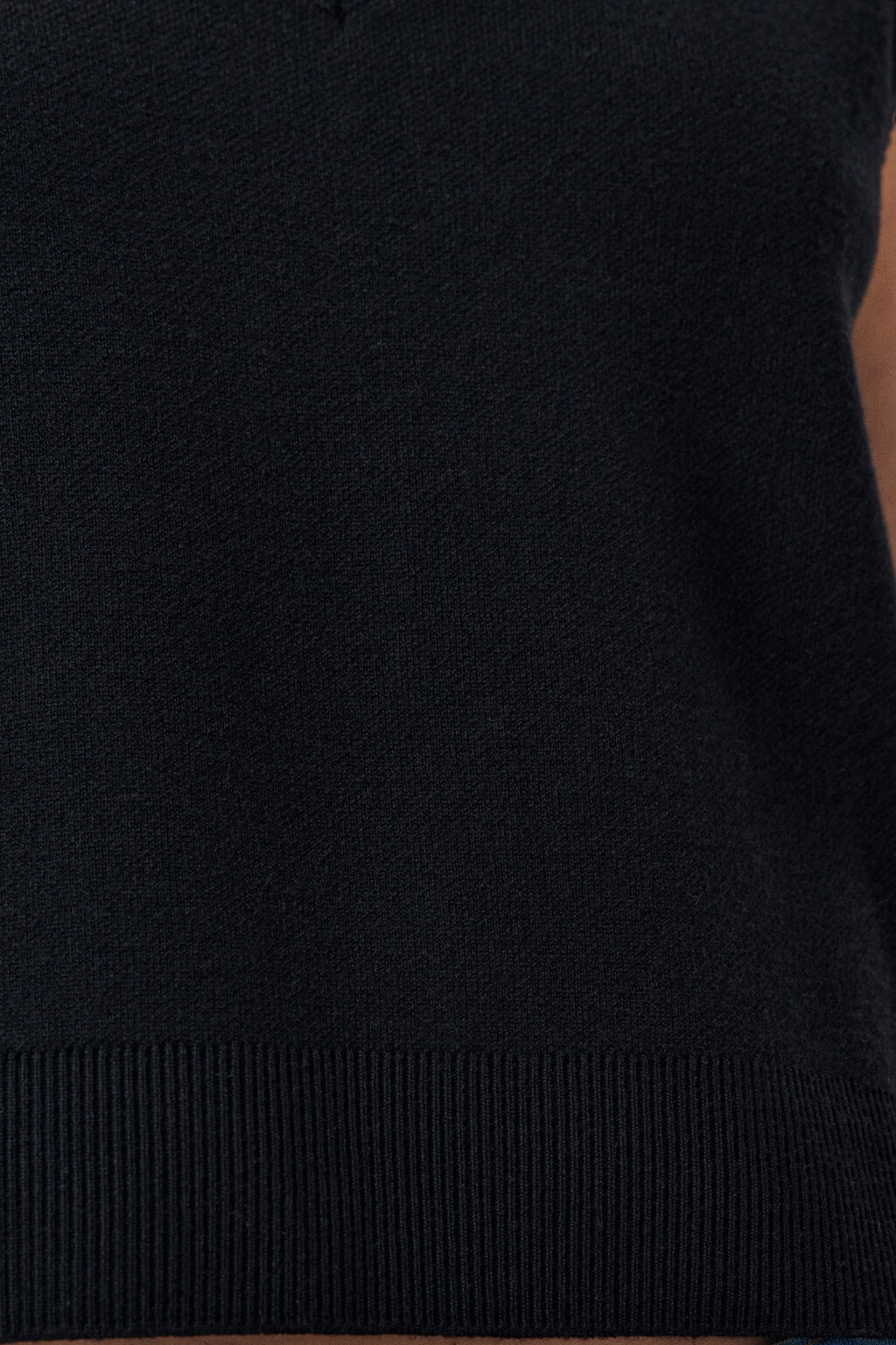 Жилет из вязаного трикотажа - цвет черный - 6