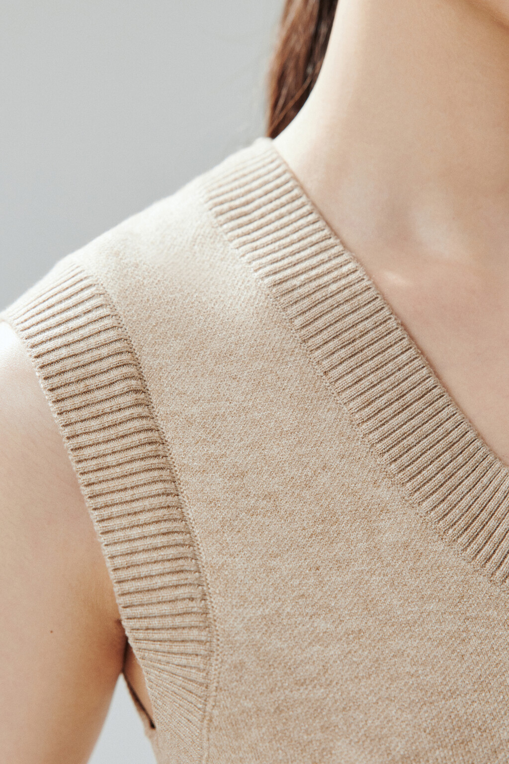 Жилет из вязаного трикотажа - цвет бежевый - 7