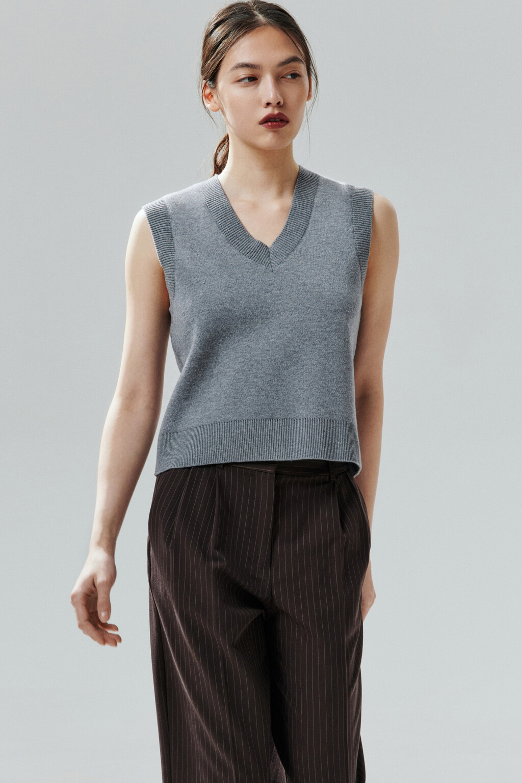 Жилет из вязаного трикотажа - цвет серый - 1