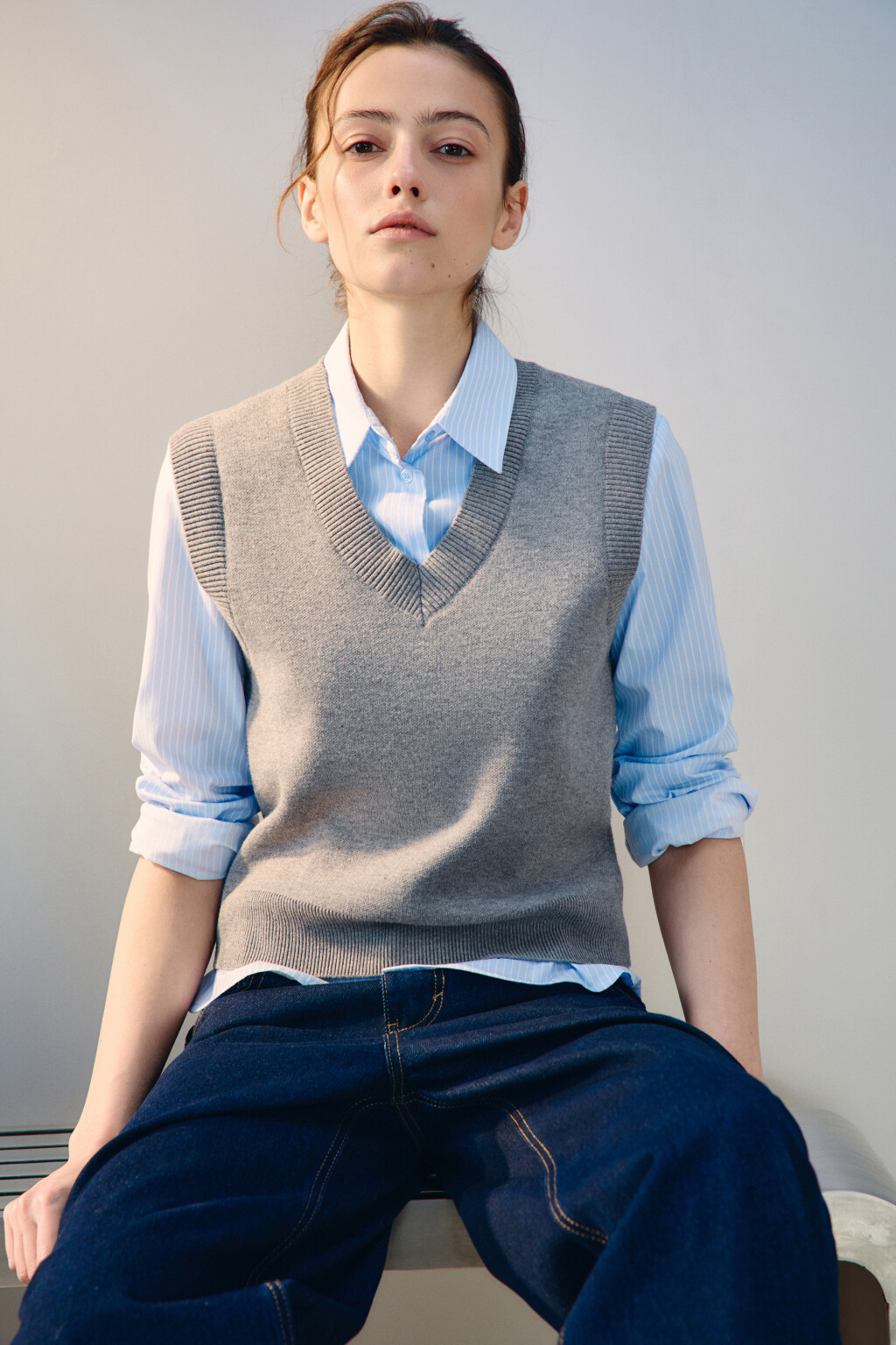 Жилет из вязаного трикотажа - цвет серый - 8