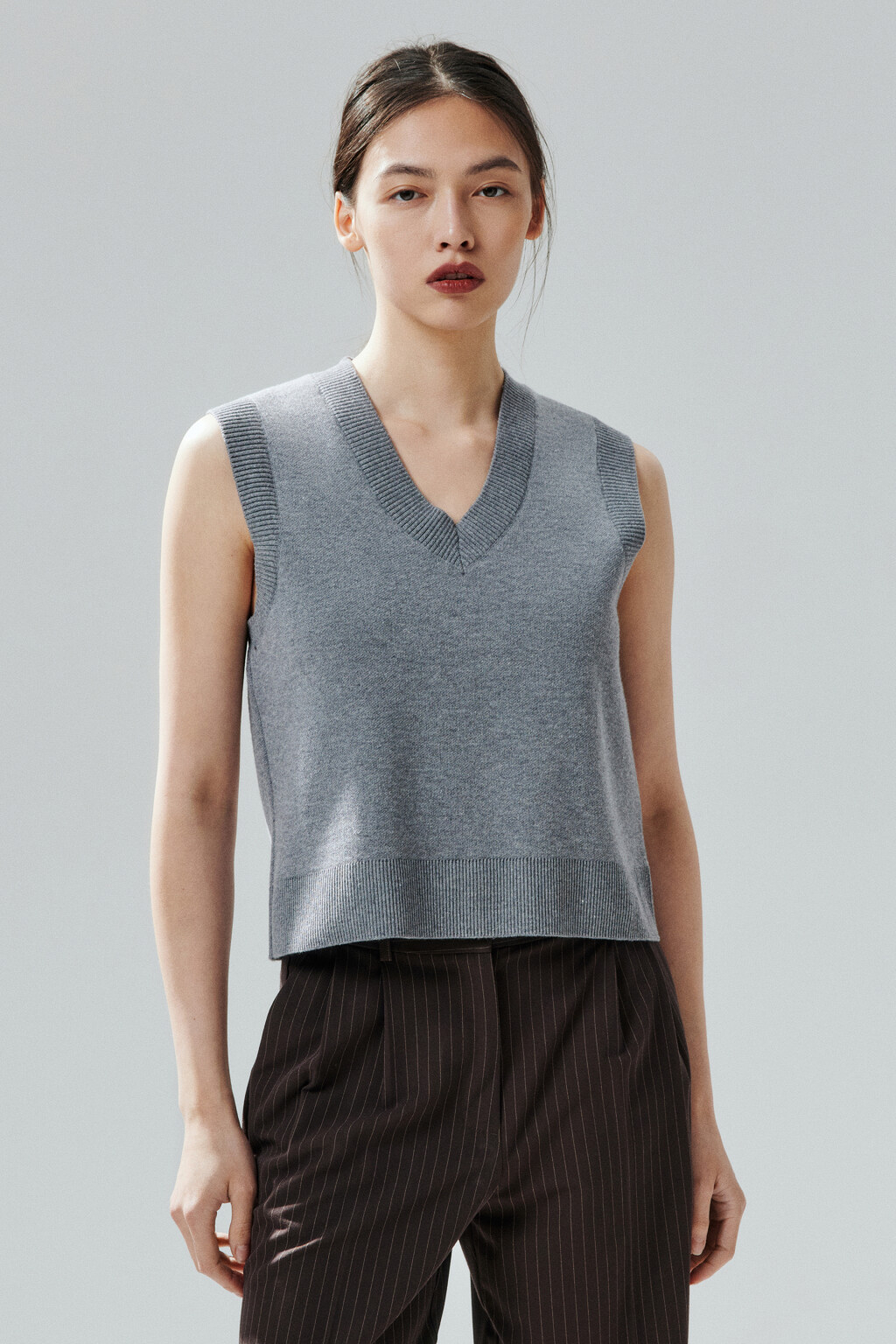 Жилет из вязаного трикотажа - цвет серый - 2