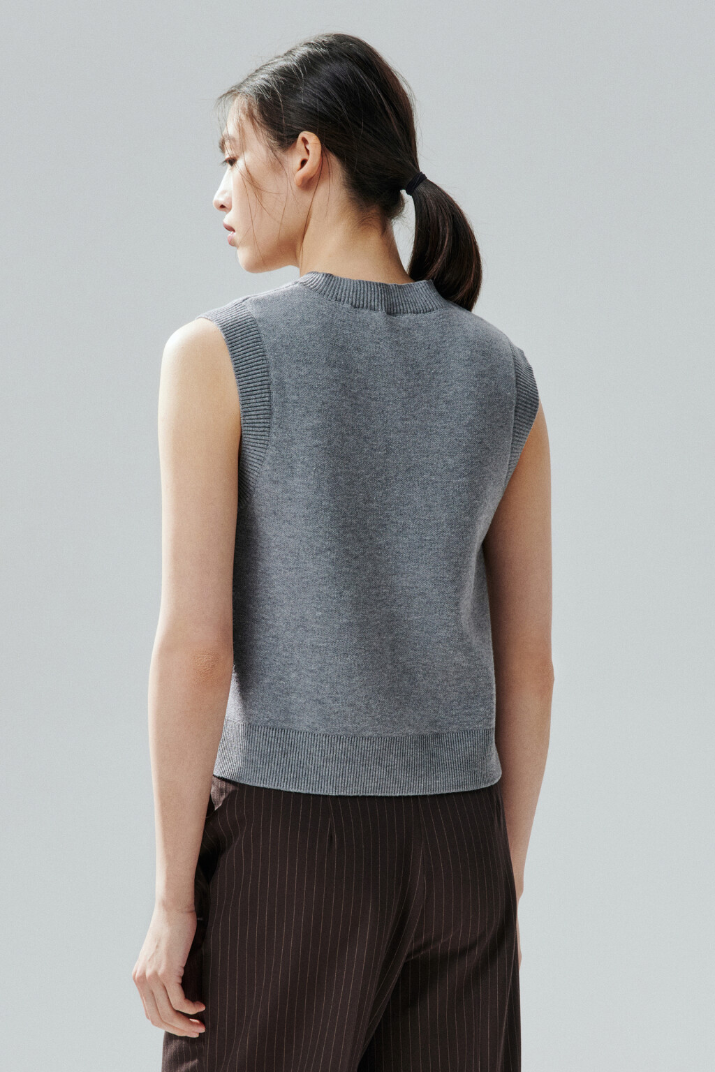Жилет из вязаного трикотажа - цвет серый - 3