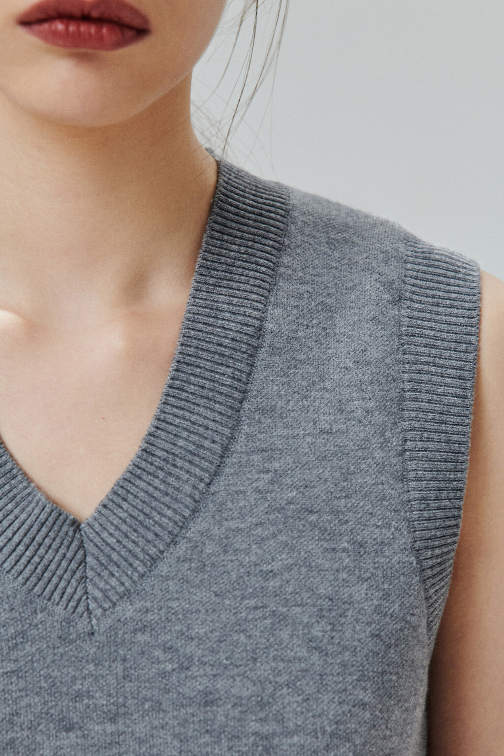 Жилет из вязаного трикотажа - цвет серый - 5