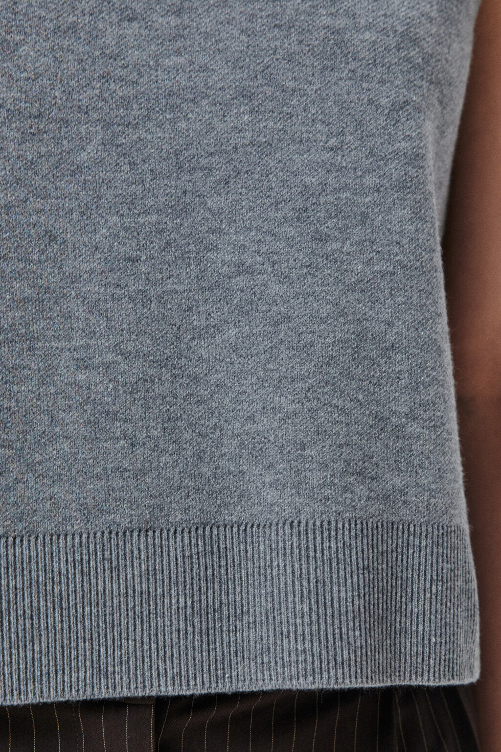 Жилет из вязаного трикотажа - цвет серый - 6