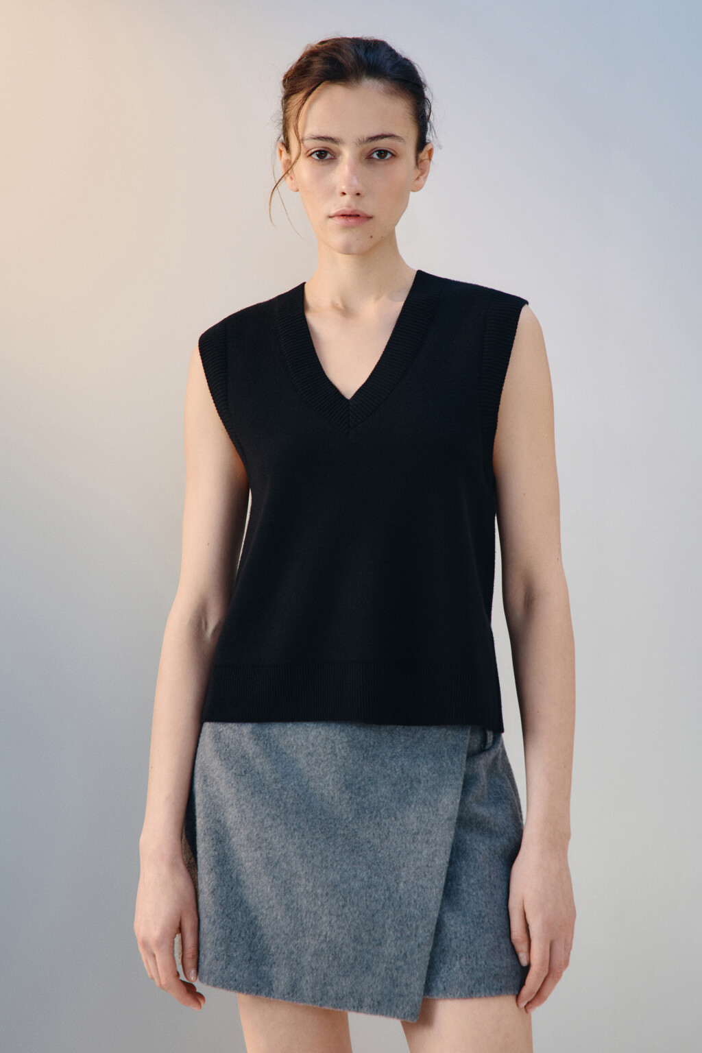 Жилет из вязаного трикотажа - цвет черный - 2
