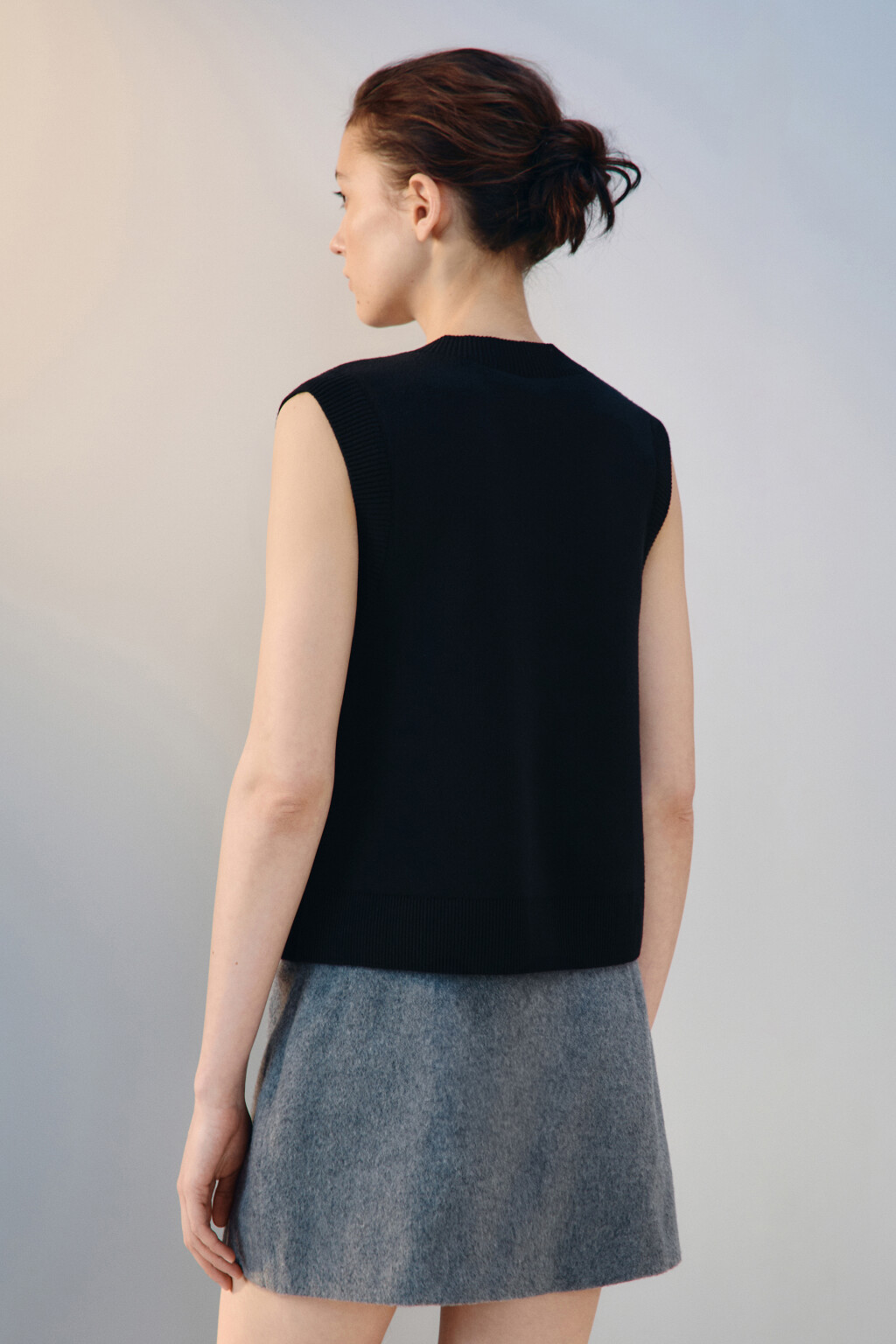 Жилет из вязаного трикотажа - цвет черный - 3