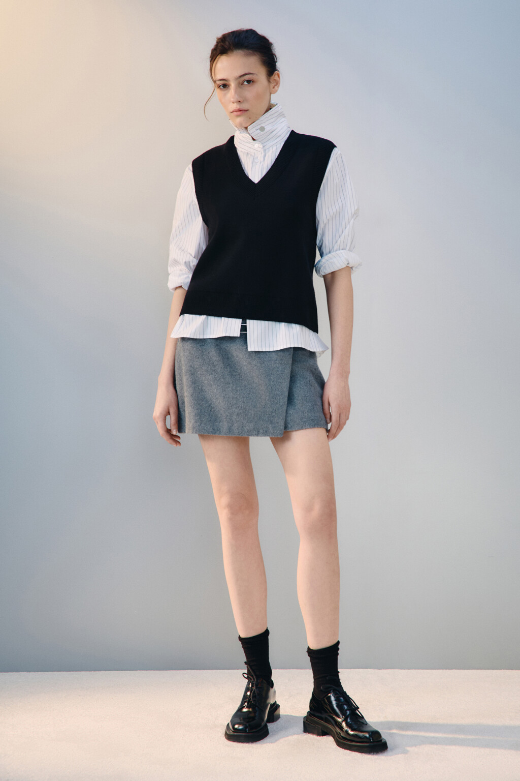 Жилет из вязаного трикотажа - цвет черный - 4