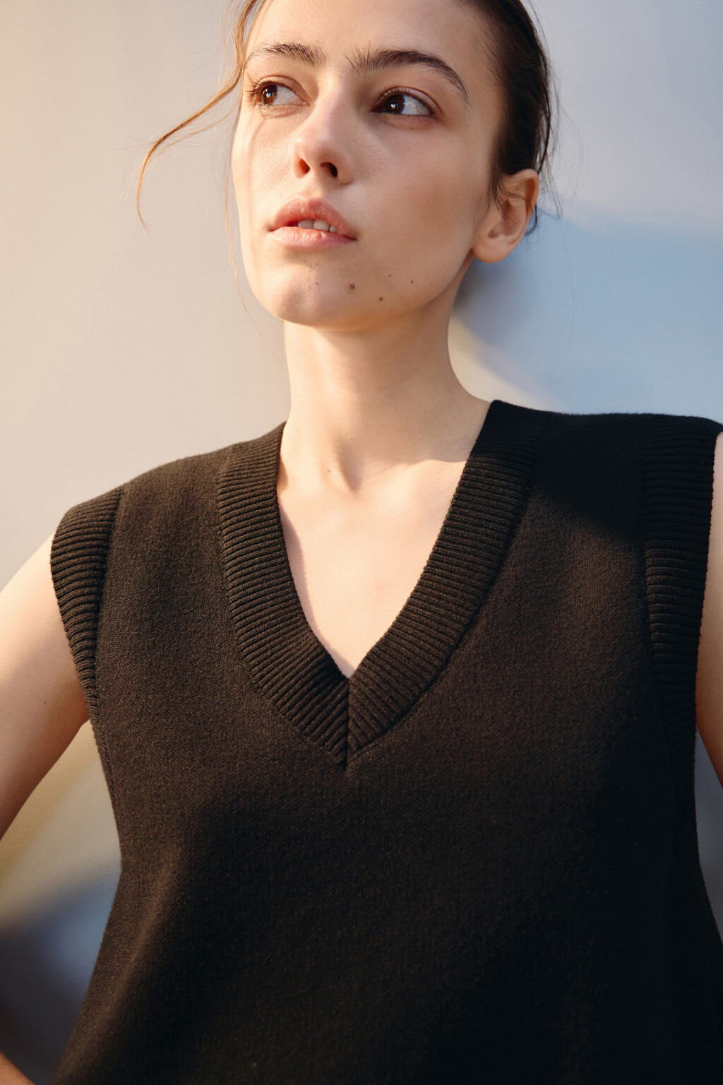 Жилет из вязаного трикотажа - цвет черный - 5