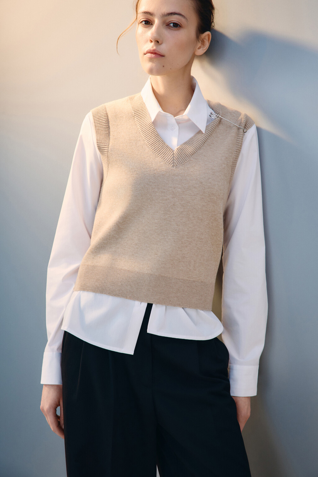 Жилет из вязаного трикотажа - цвет бежевый - 1