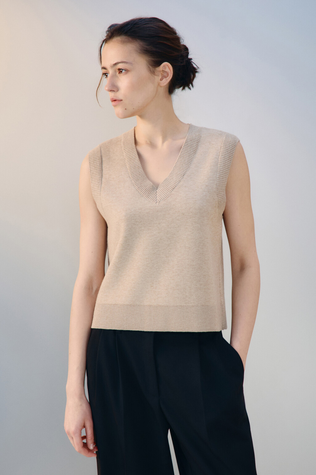 Жилет из вязаного трикотажа - цвет бежевый - 2