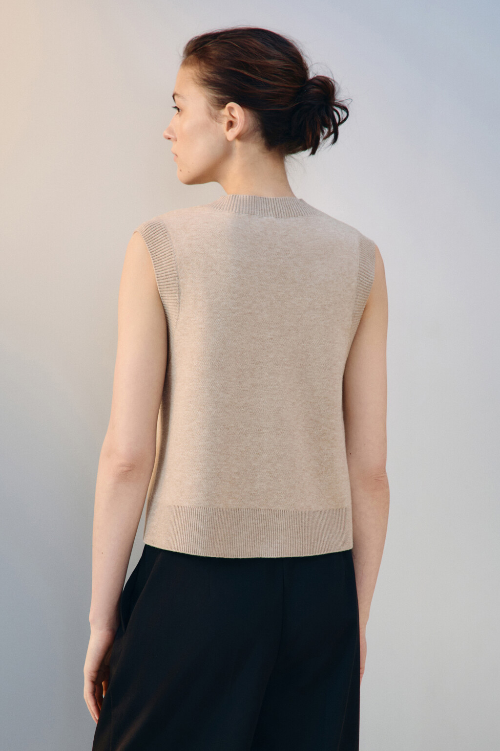 Жилет из вязаного трикотажа - цвет бежевый - 3