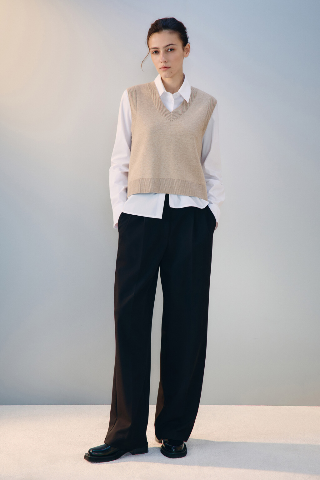 Жилет из вязаного трикотажа - цвет бежевый - 4