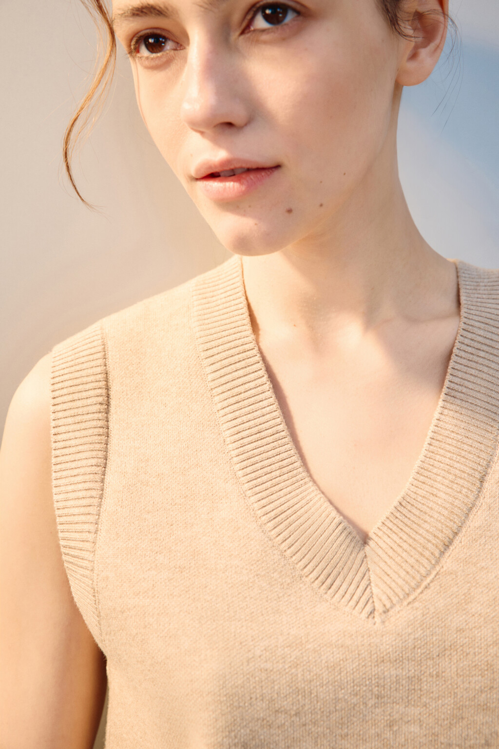 Жилет из вязаного трикотажа - цвет бежевый - 5