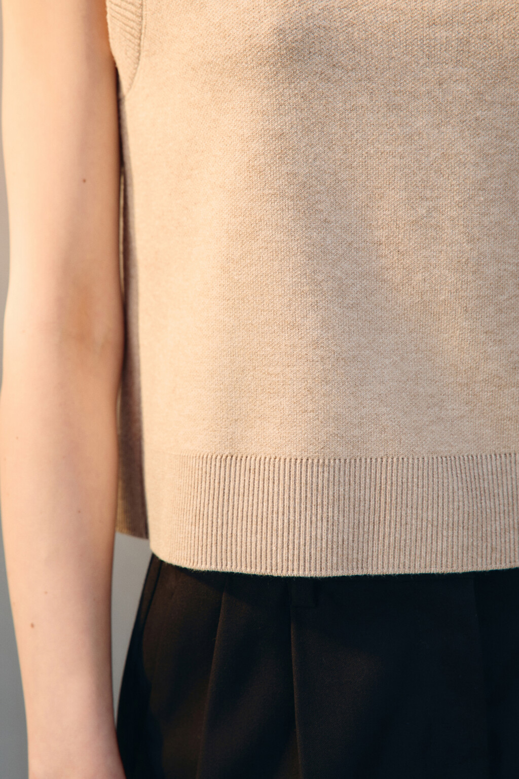 Жилет из вязаного трикотажа - цвет бежевый - 6