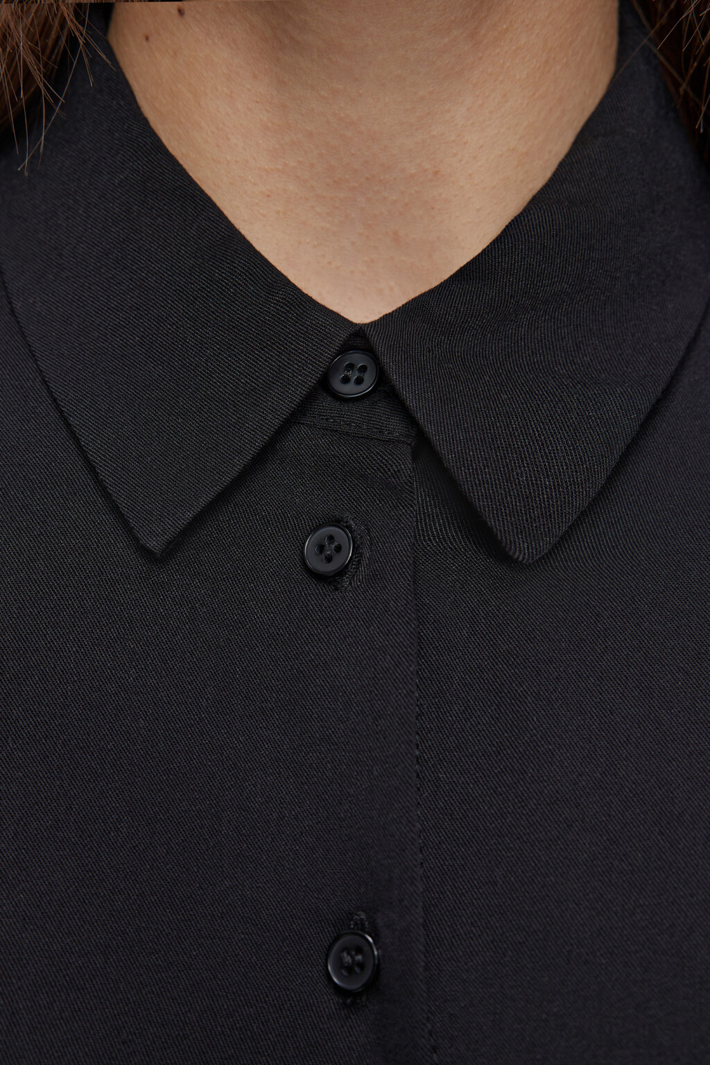 Блузка-рубашка ViShirt базовая из вискозы - цвет черный - 5