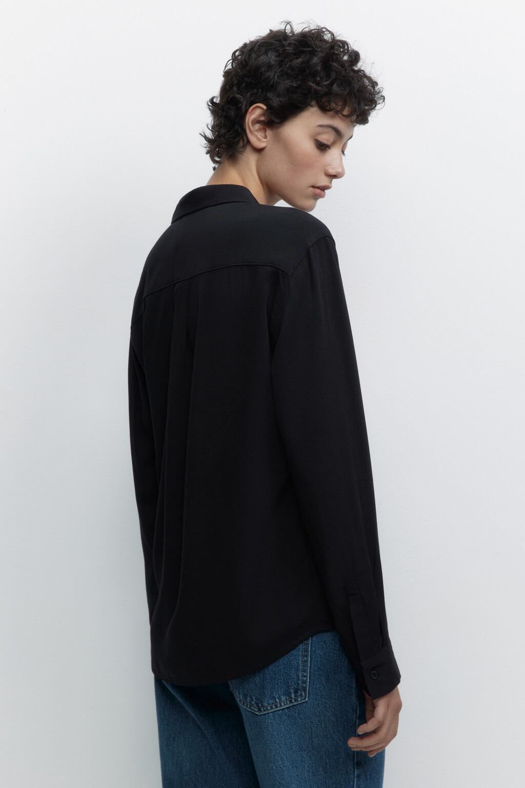 Блузка-рубашка ViShirt базовая из вискозы - цвет черный - 5
