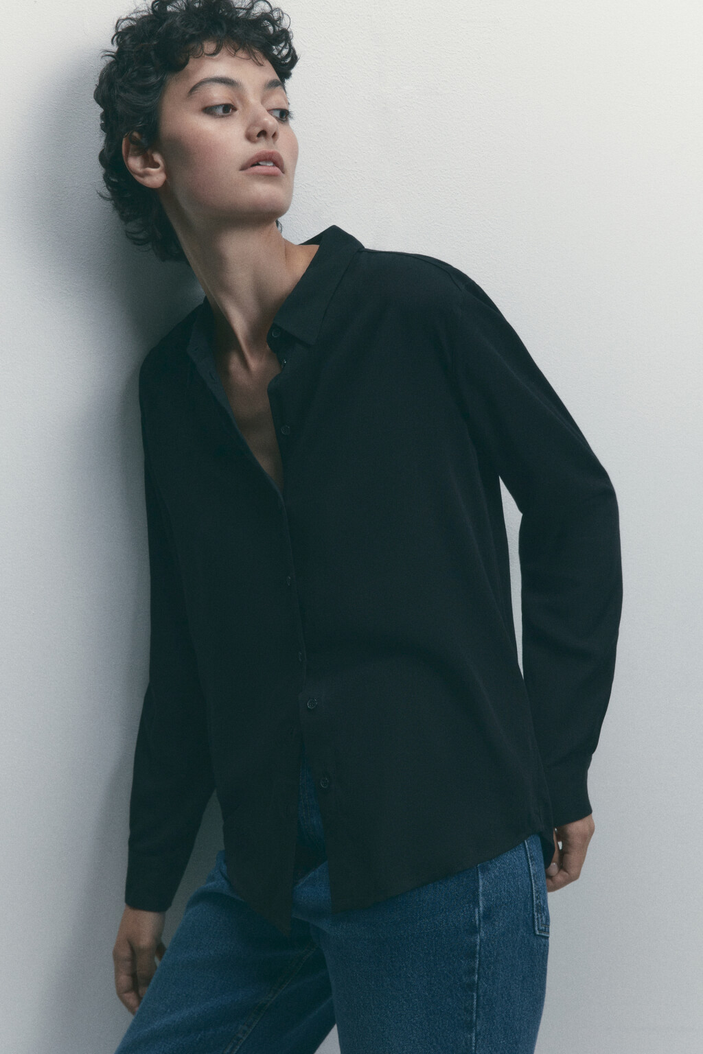 Блузка-рубашка ViShirt базовая из вискозы - цвет черный - 2