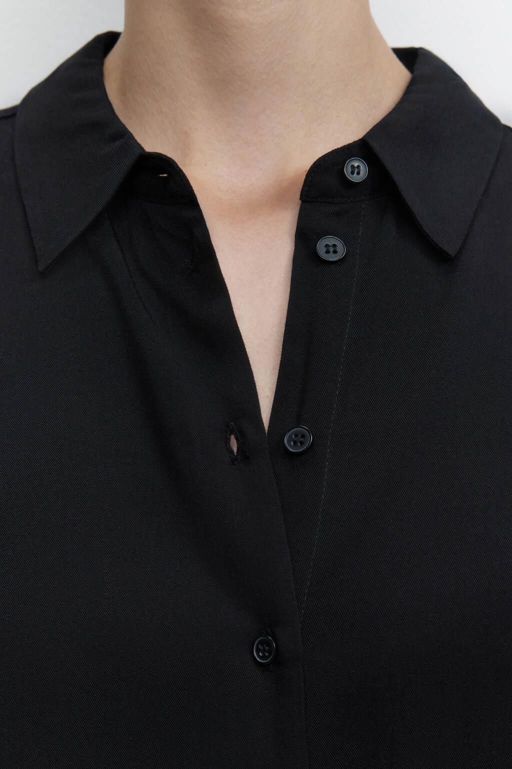 Блузка-рубашка ViShirt базовая из вискозы - цвет черный - 7