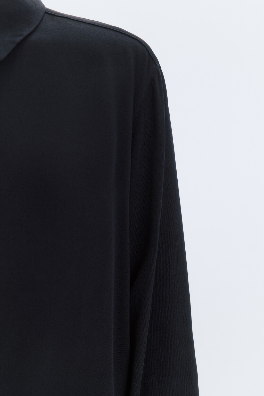 Блузка-рубашка ViShirt базовая из вискозы - цвет черный - 8