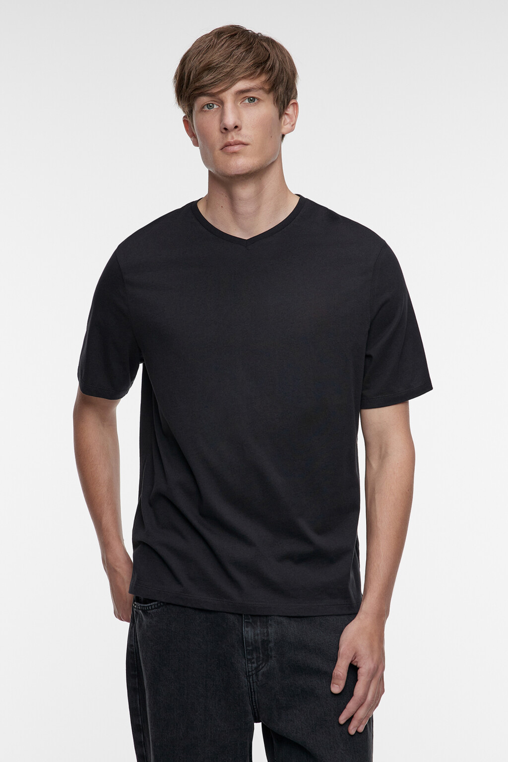 Футболка хлопковая базовая с V-образным вырезом - цвет черный - 2