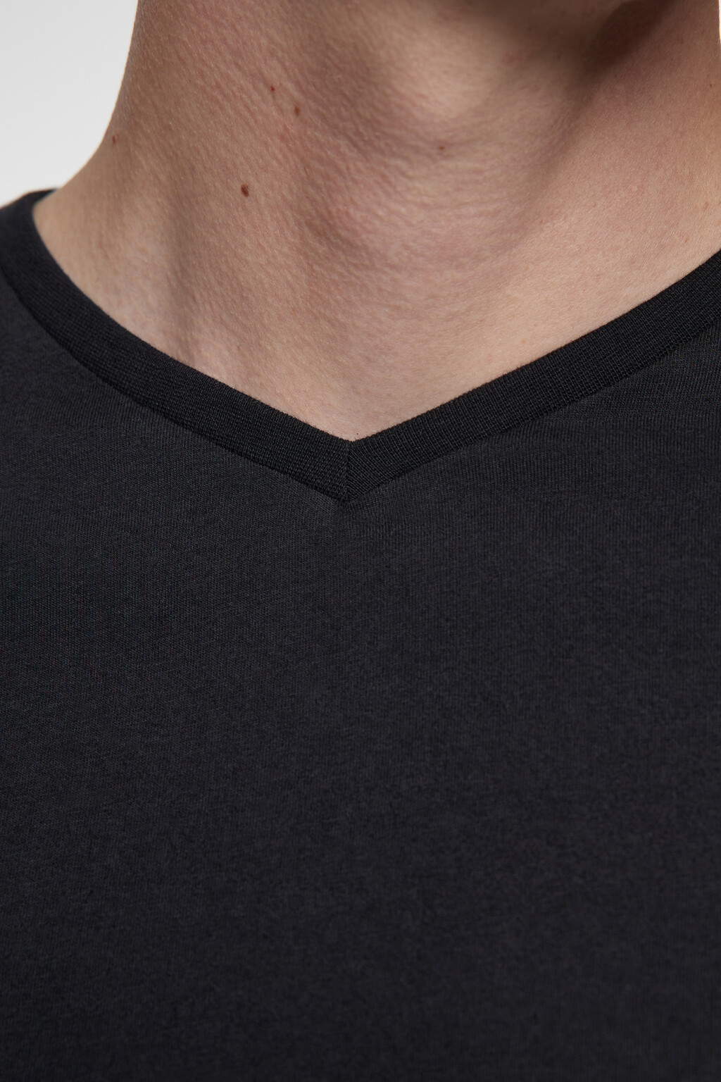 Футболка хлопковая базовая с V-образным вырезом - цвет черный - 5