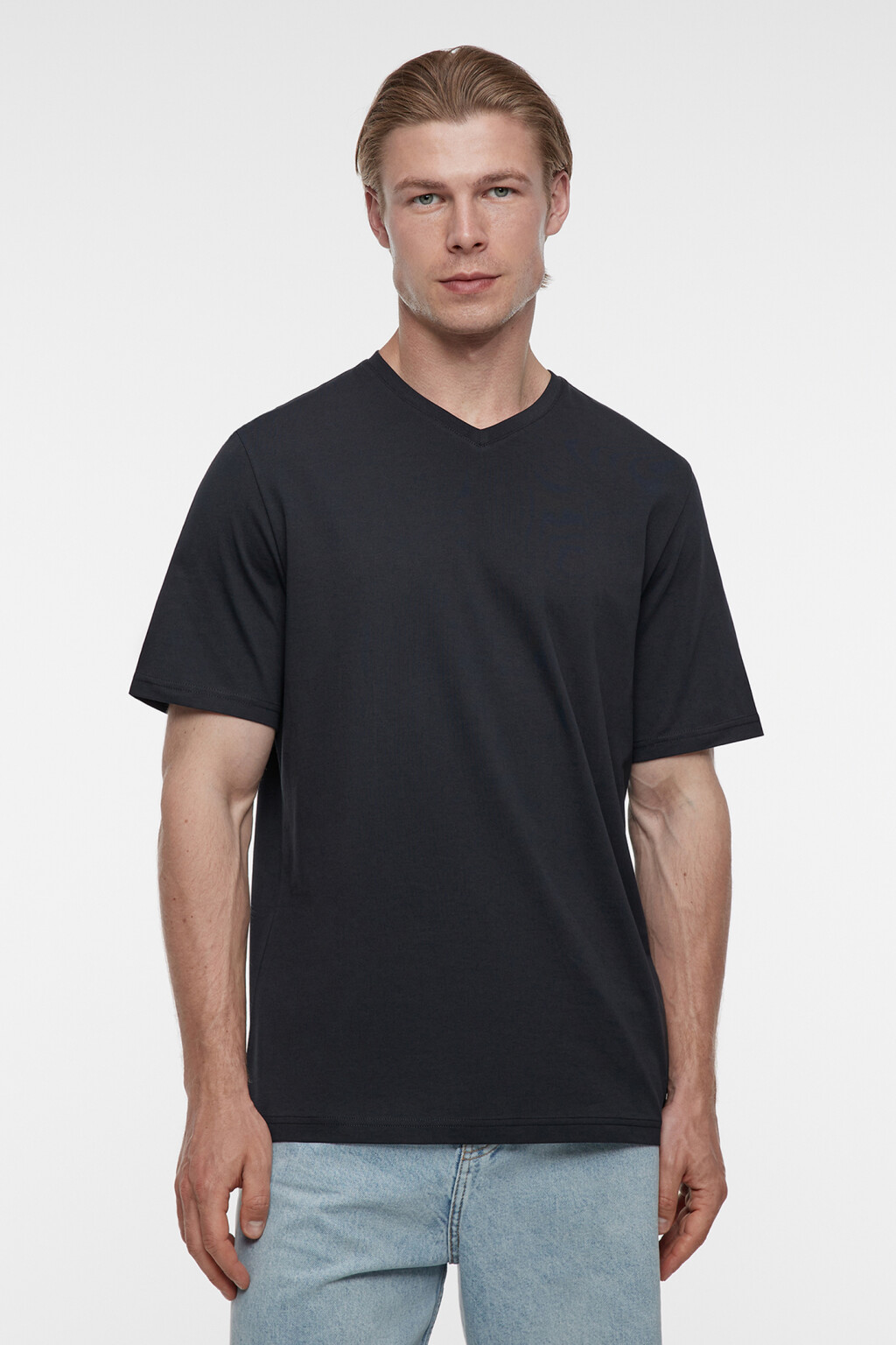 Футболка прямая хлопковая с V-вырезом - цвет черный - 1