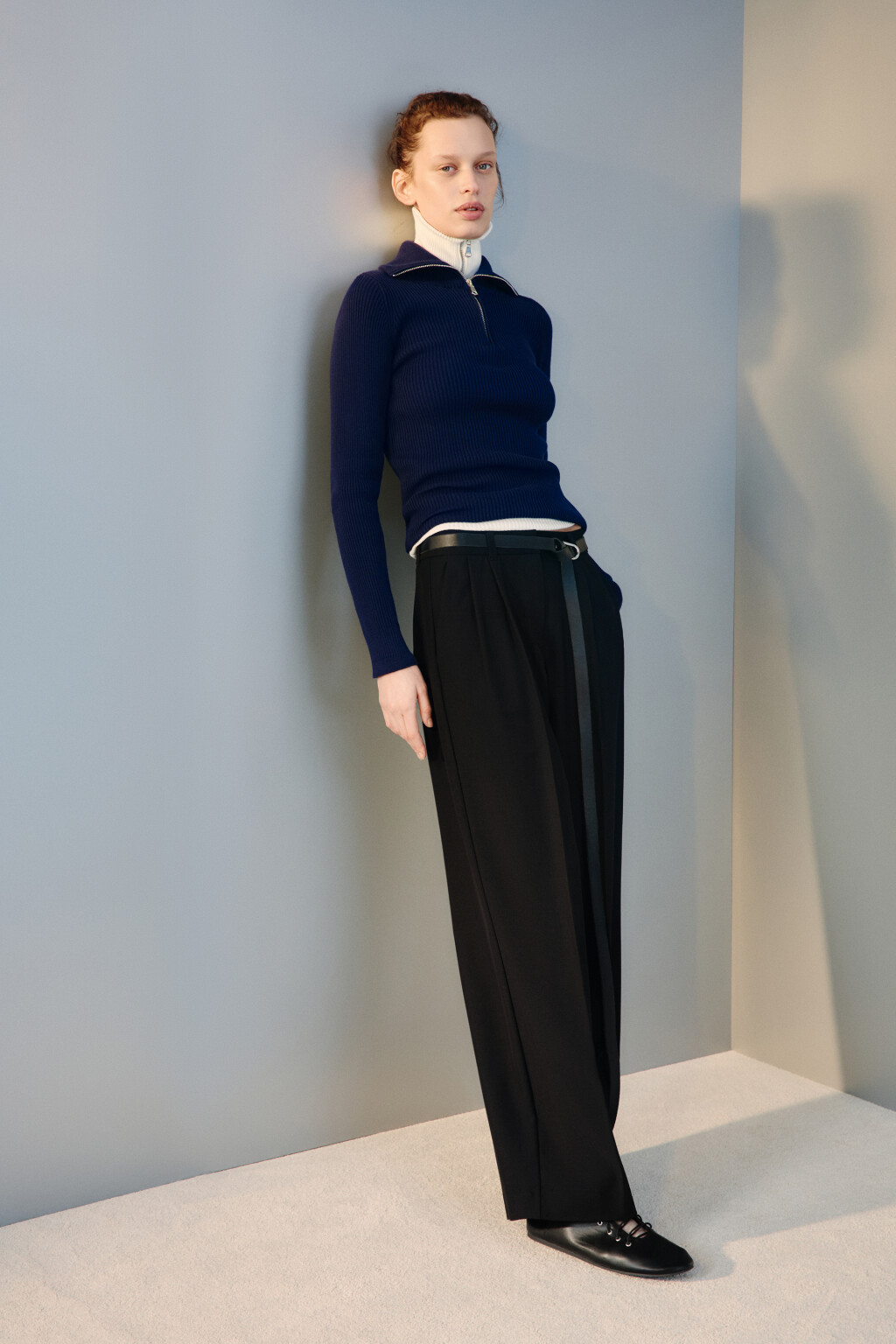 Брюки широкие костюмные со складками - цвет черный - 1