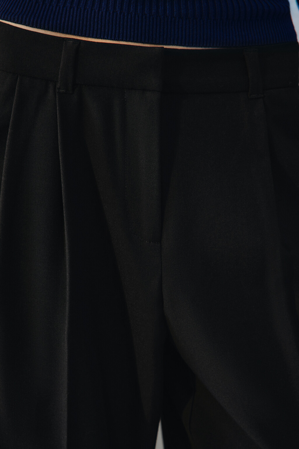 Брюки широкие костюмные со складками - цвет черный - 5