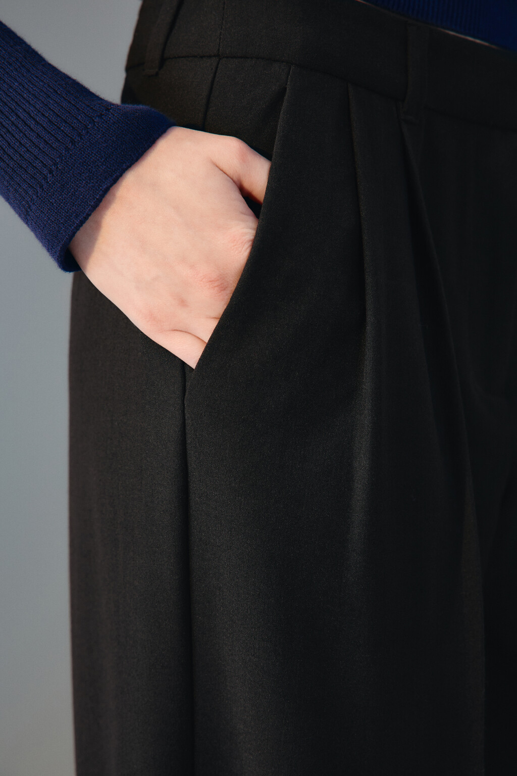 Брюки широкие костюмные со складками - цвет черный - 6