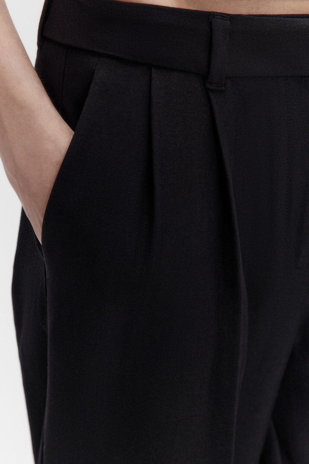 Брюки широкие костюмные со складками - цвет черный - 7