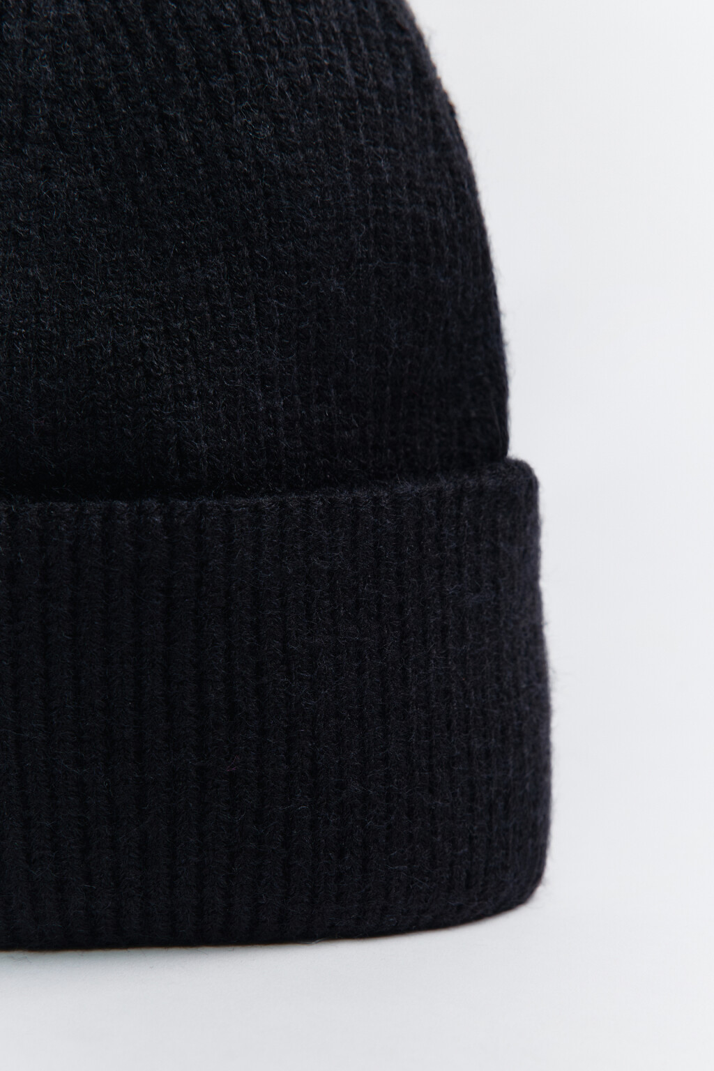 Шапка-бини вязаная базовая в рубчик - цвет черный - 2