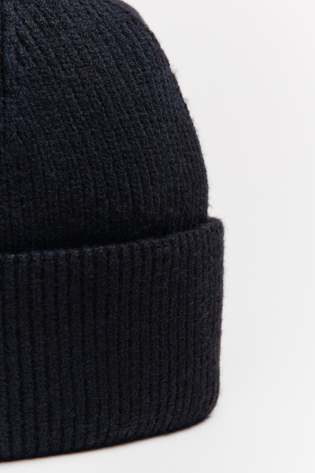 Шапка-бини трикотажная в рубчик - цвет черный - 2