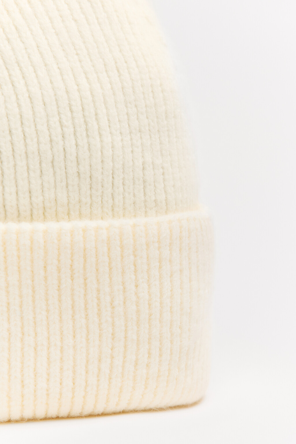 Шапка-бини трикотажная в рубчик - цвет молочный - 2