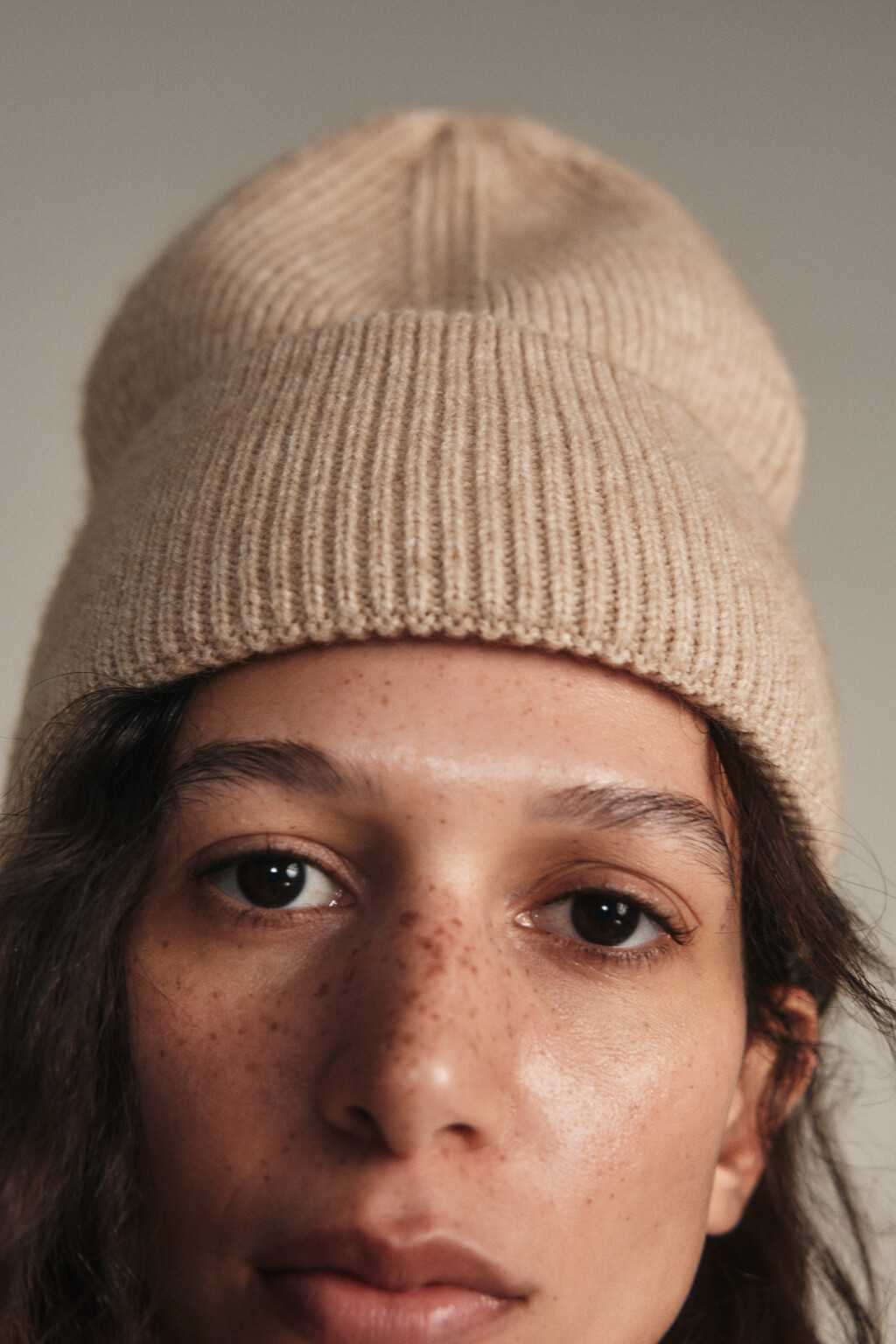 Шапка-бини трикотажная в рубчик - цвет бежевый - 2