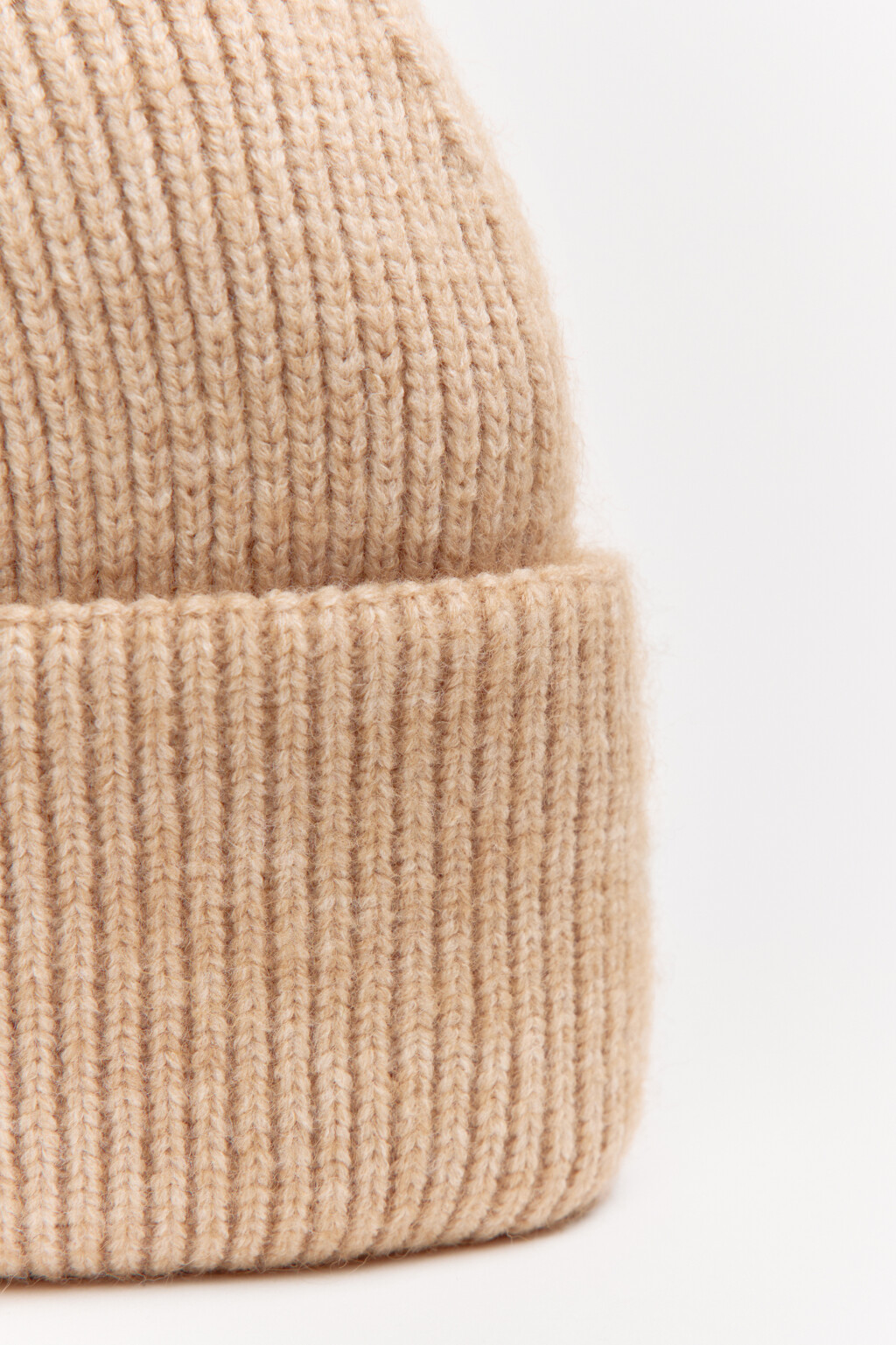 Шапка-бини трикотажная в рубчик - цвет бежевый - 5