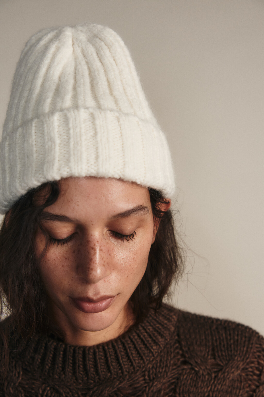 Шапка-бини вязаная с шерстью - цвет молочный - 2