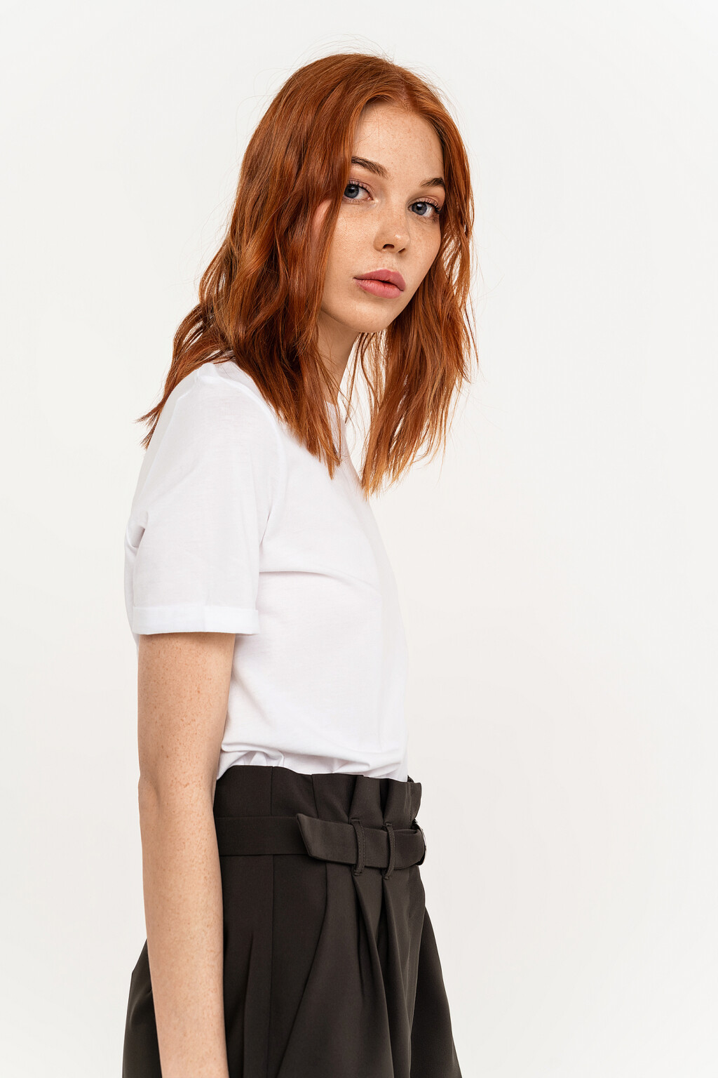 Футболка базовая свободного кроя с отворотами на рукавах - цвет белый - 2