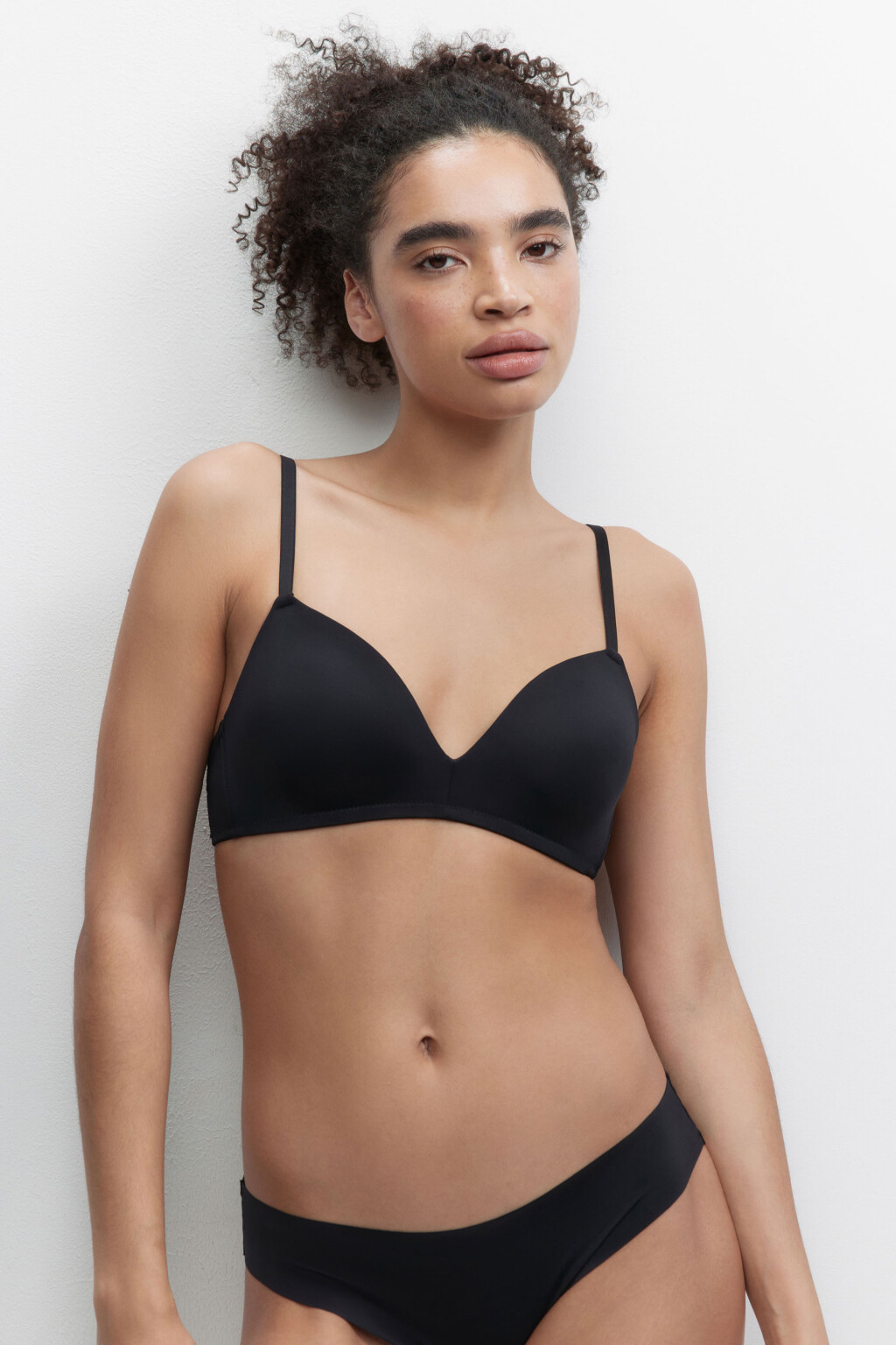 Бюстгальтер-бра базовый гладкий с высокими чашками - цвет черный - 2