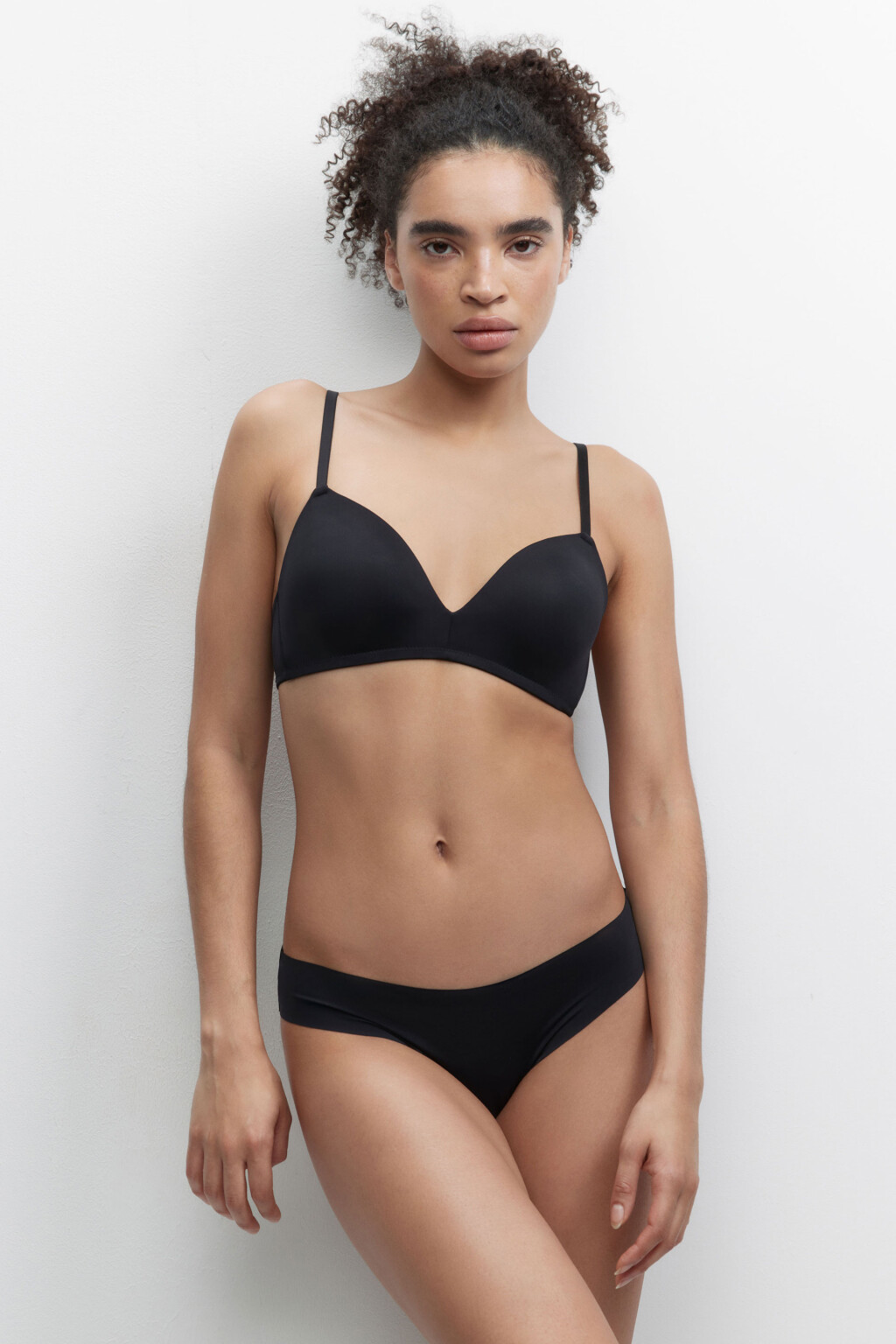 Бюстгальтер-бра базовый гладкий с высокими чашками - цвет черный - 1