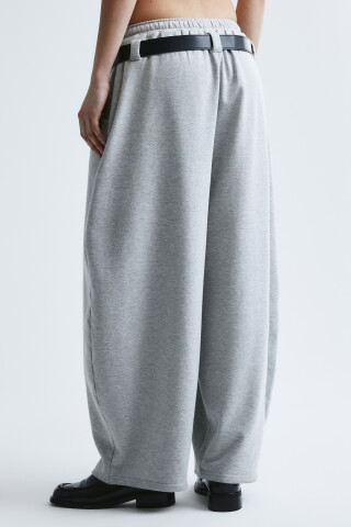 Брюки barrel fit из футера с ремнем — фото 3