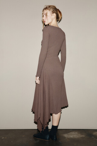 Платье миди асимметричное из жатой ткани — фото 4