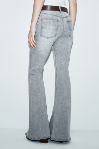 Джинсы клеш с высокой посадкой и ремнем — фото 4